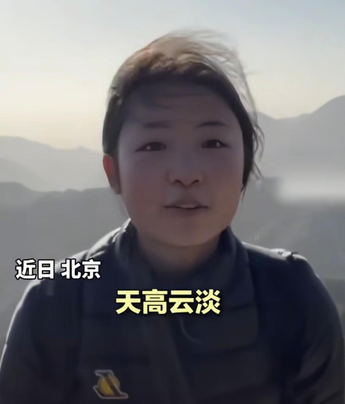 一个姑娘，独自跨越1700公里。她站在长城的砖石上，热泪盈眶朗诵《清平乐·六盘山