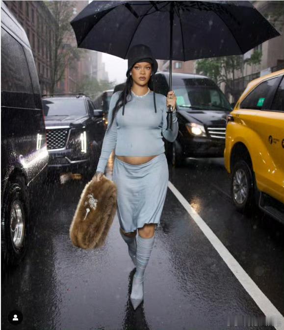 蕾哈娜挺孕肚现身蕾哈娜三胎6日，蕾哈娜Rihanna挺孕肚现身Met Gala，
