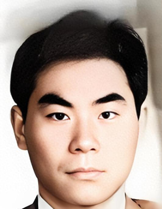雷国民这人，干了二十多年坏事，没买车没买房，抢来的钱全存银行，一张没花。
他小时