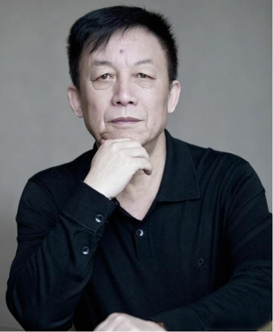 一天易中天在厦大上课时，一名女生突然站起来冲他大喊：“易老师，我想嫁给你！”易中