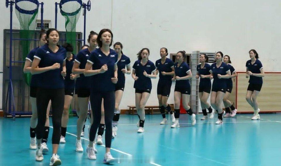 女排[超话] 🇨🇳中国女排将于8月16日✈️泰国!第一站：曼谷，他们将在两场