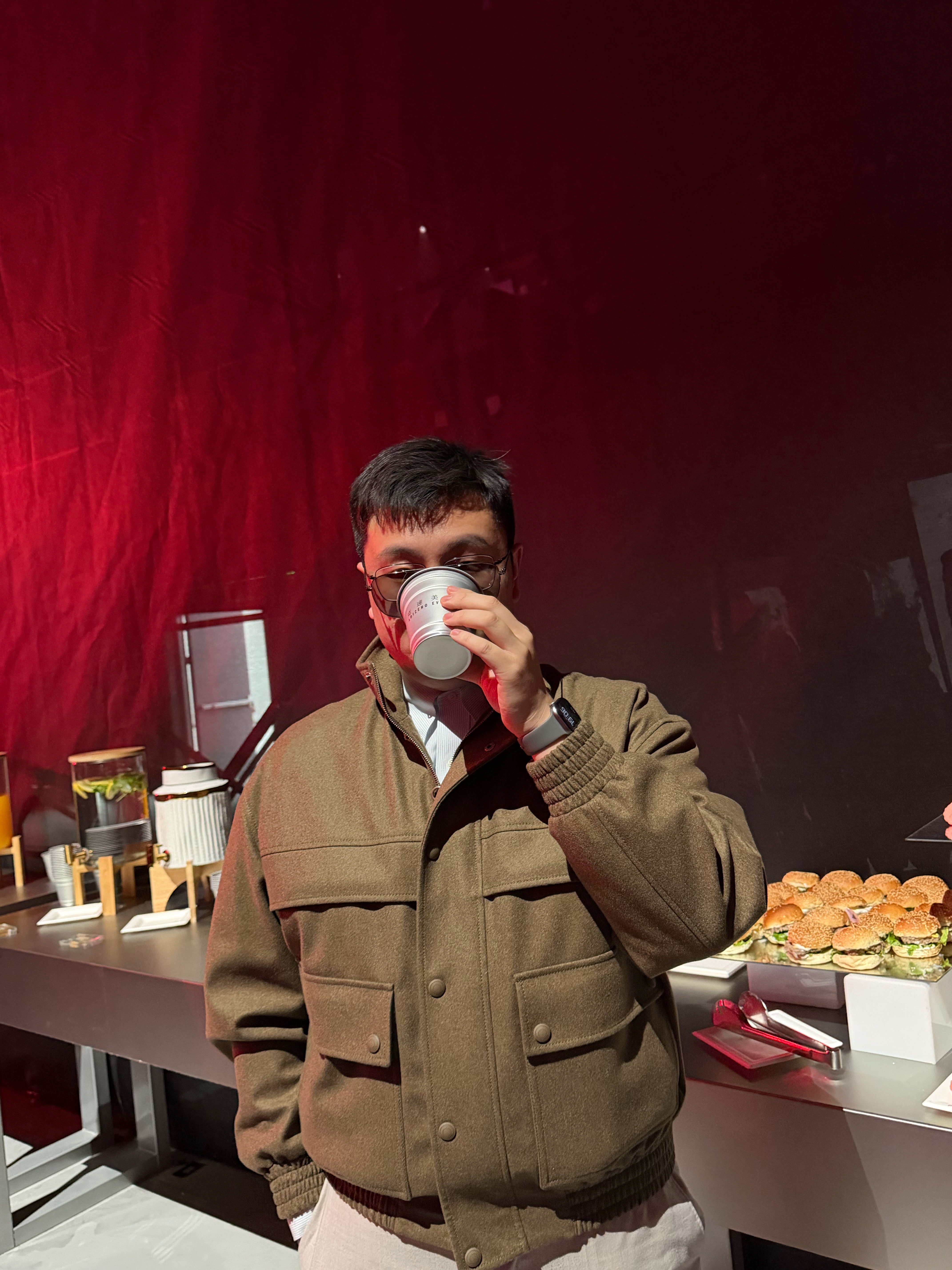 我的这件外套最近被loro piana贬到奥特莱斯去了价格直接腰斩起步。所以大家