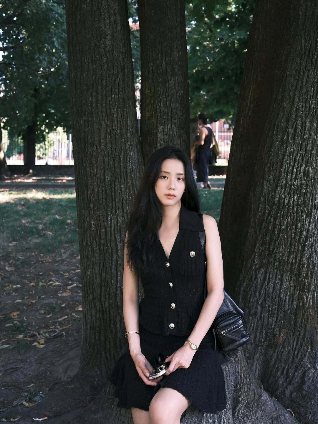 Jisoo这套Look还蛮喜欢的，早上刷到路透戴着墨镜完全大明星气质，后来在IG