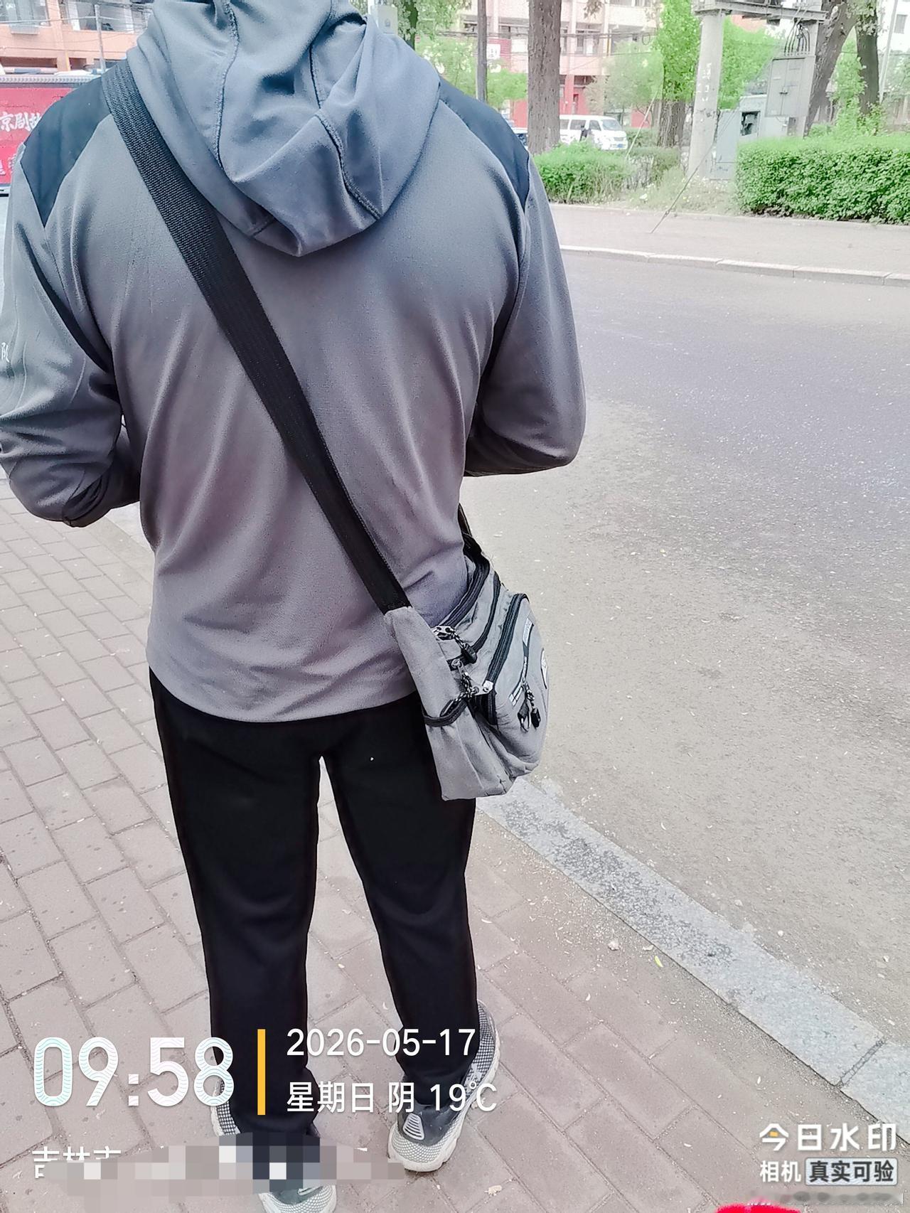 经过退休两年后的细心观察，发现很多退休老伙计出门都是这样的标配了
       