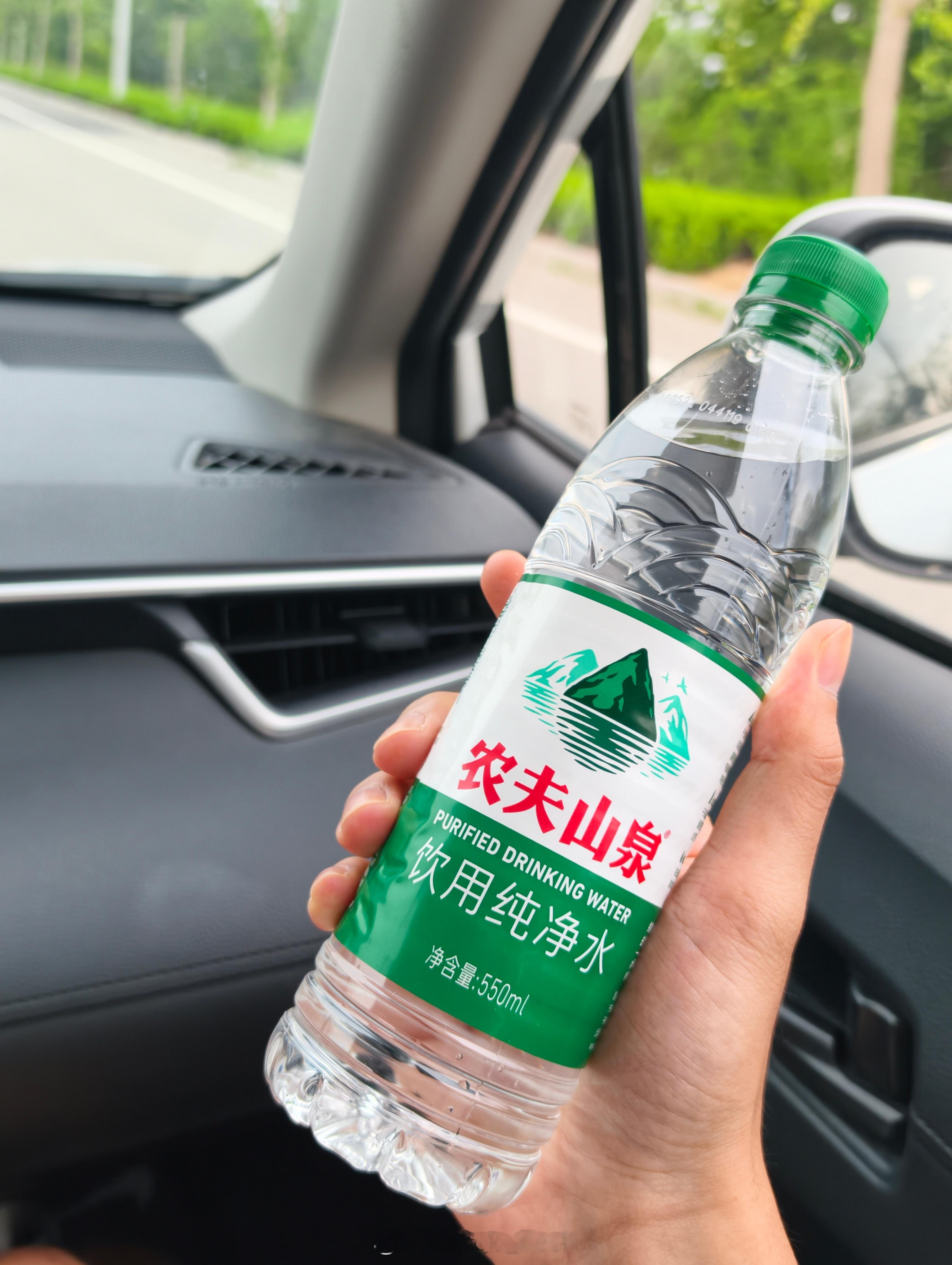 那个从来都不喝水的朋友 哇你还真的别说，之前有个朋友都是只喝可乐的我是完全顶不住