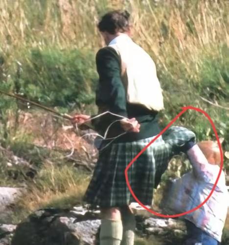 哈里打小，就不是“省油的灯”！
为何？因为他是真的没大没小，特别是在父亲查尔斯面