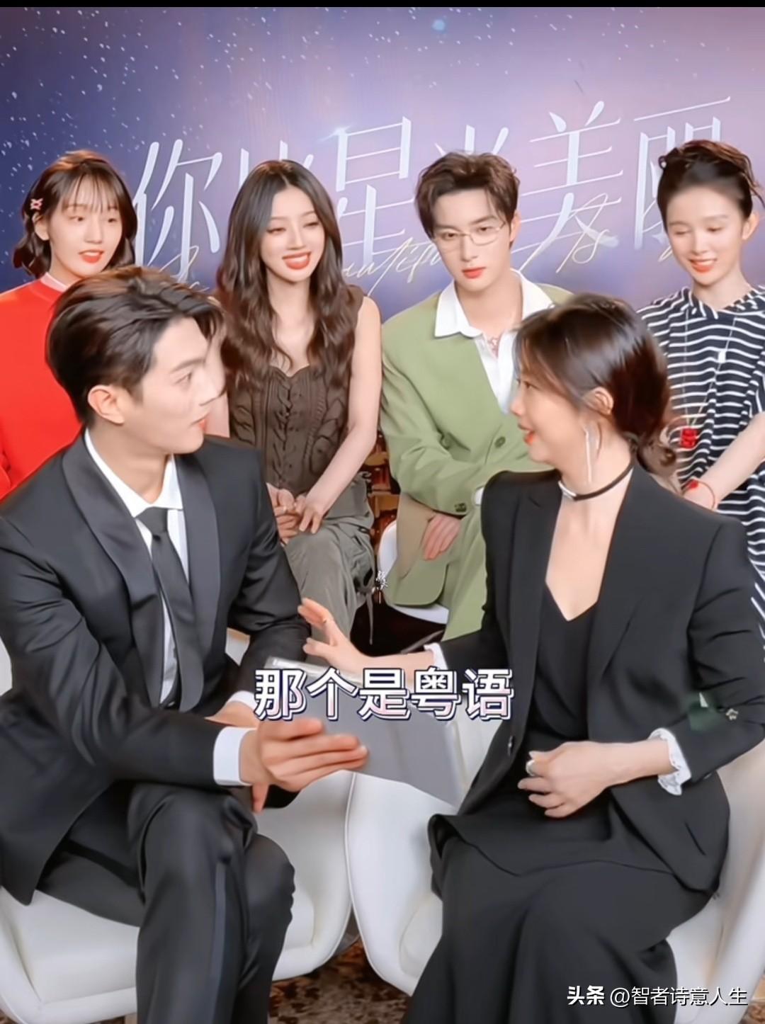 松韵真的又美又甜，许凯绅士风度调话筒超暖心，网友纷纷喊话他俩合作，果然不久后就一