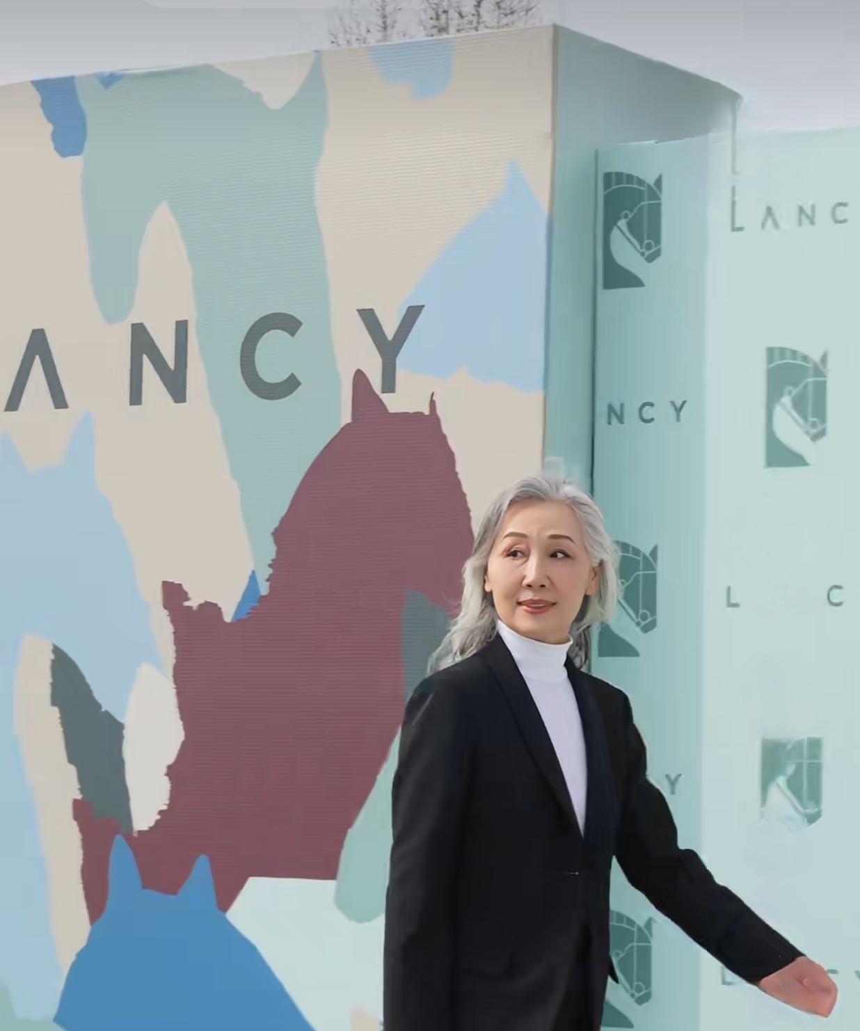 六十岁退休女老板，和佘诗曼、白百何站在一起，气场没输。
她身上那套定制行头，价