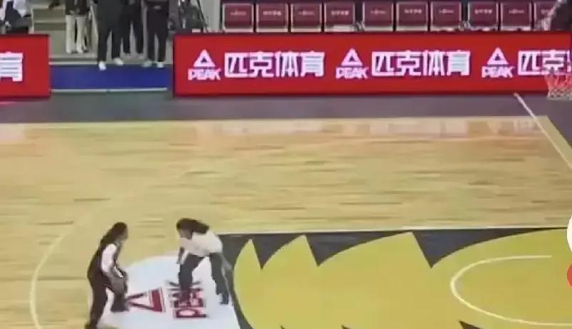 5月广西体测，网红球员折返跑比国青后卫慢0.5秒，我站职业队。
 
0.5秒看着