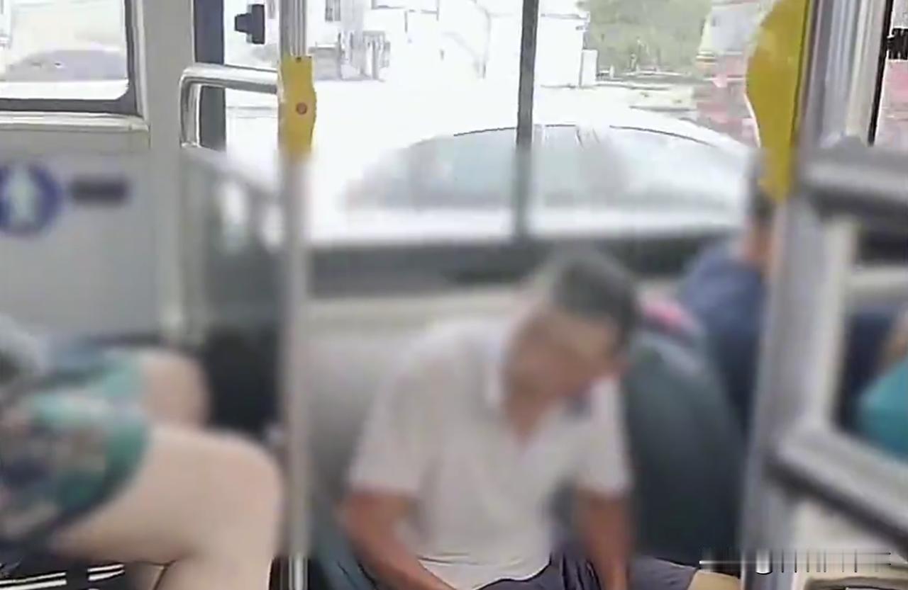 山西，一老人乘坐公交车，偶然间发现后排女乘客穿裙子露出春光，老人非但没有提醒，反