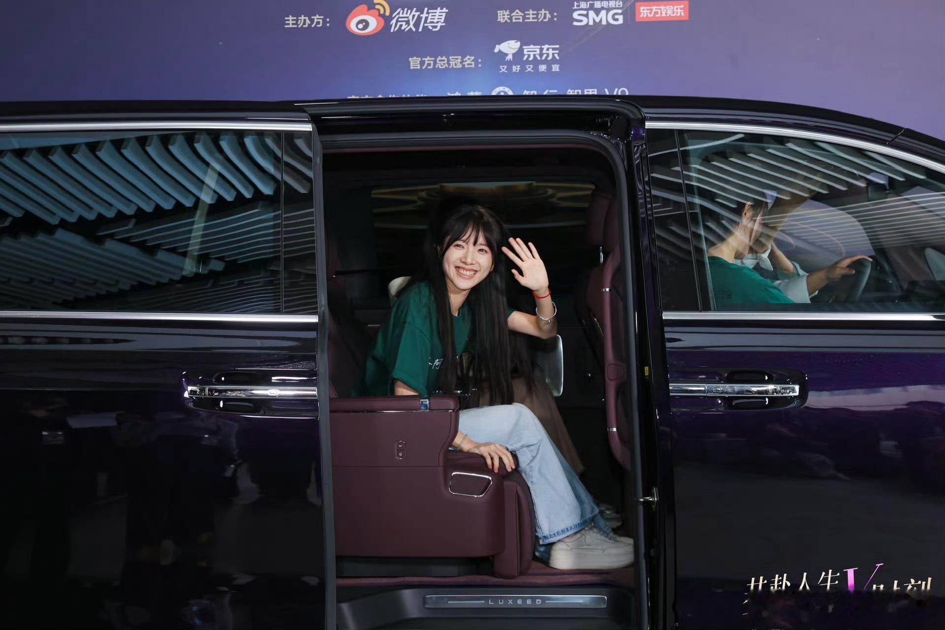 李思潼走红毯也穿工服李思潼回应从普通女孩到万众瞩目 应该是第一次走红毯诶，期待李