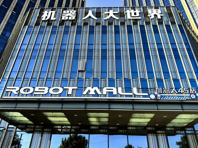 去了趟人形机器人4S店，体验感那叫一个新奇。
一进店，就有机器人店员热情招呼，动