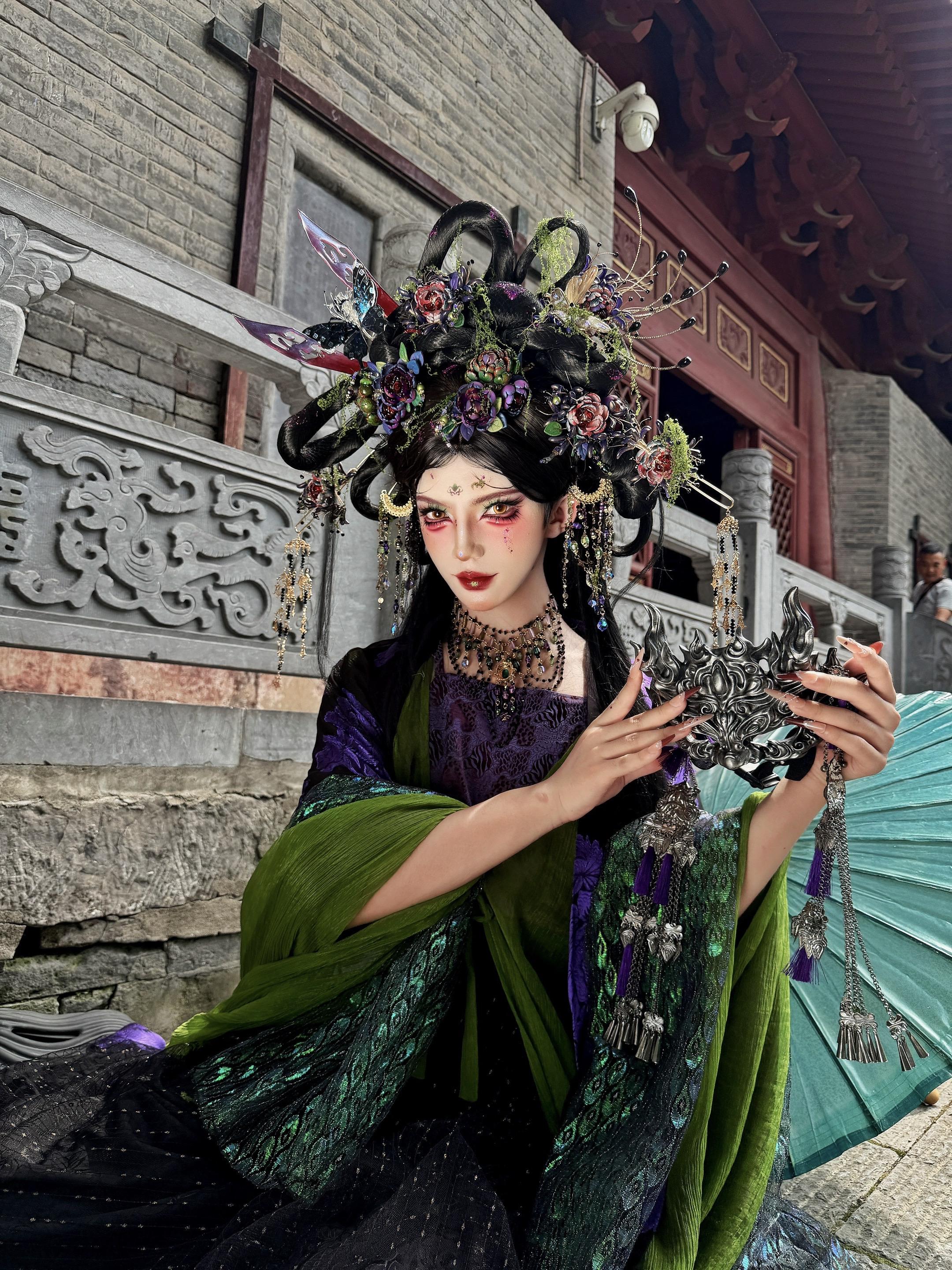古寺檐角，青伞半遮，绿衣紫钗，妖物入世。