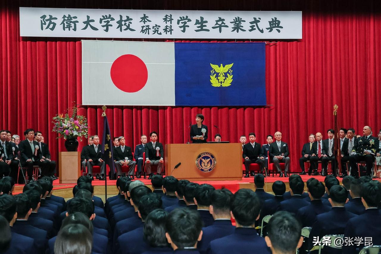 日本首相高市早苗3月14日发文说：“今天，我出席了防卫大学校的毕业典礼及任职宣誓