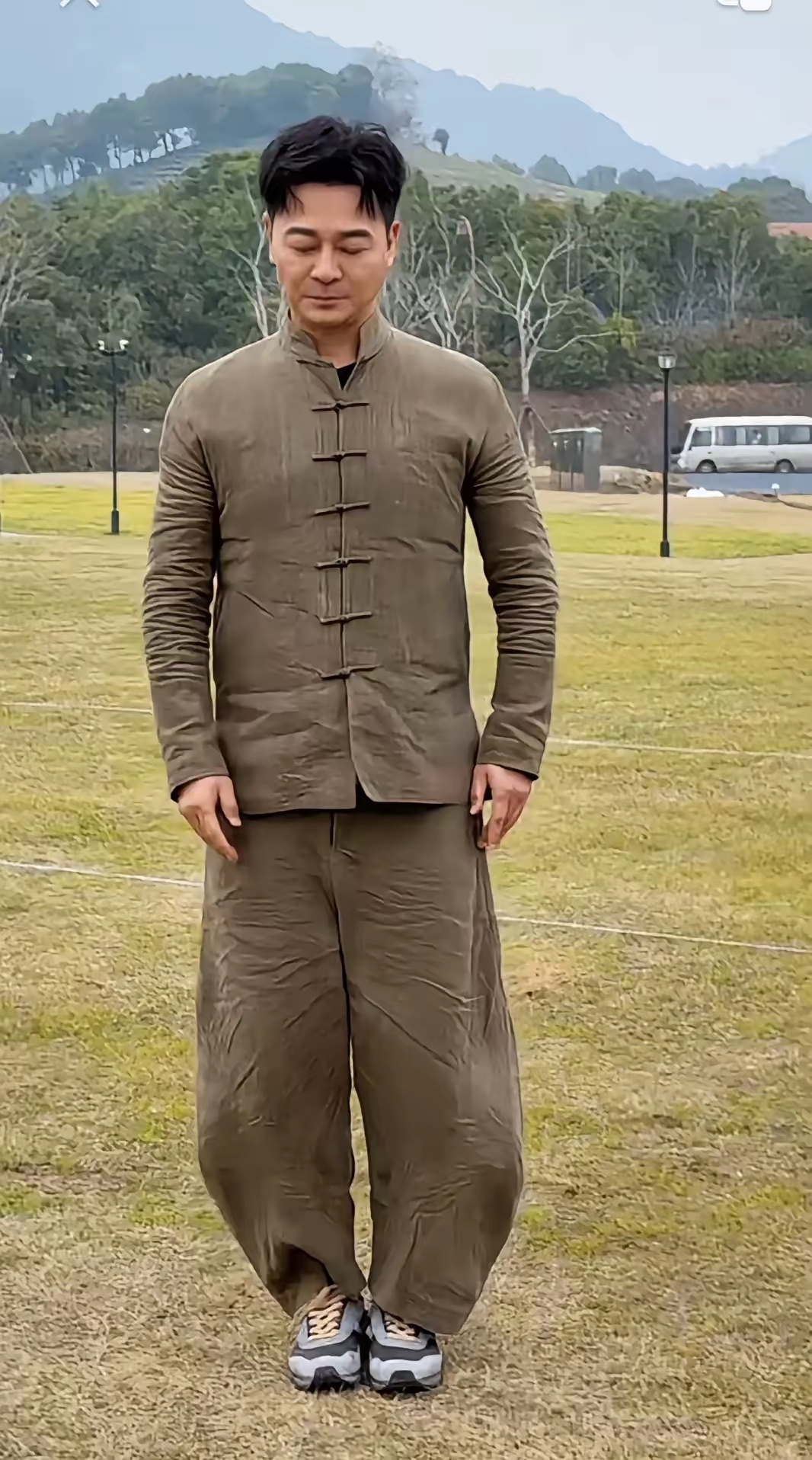 弯刀裤堪称时尚灾难，连认真打太极的吴樾穿上都显得滑稽。 