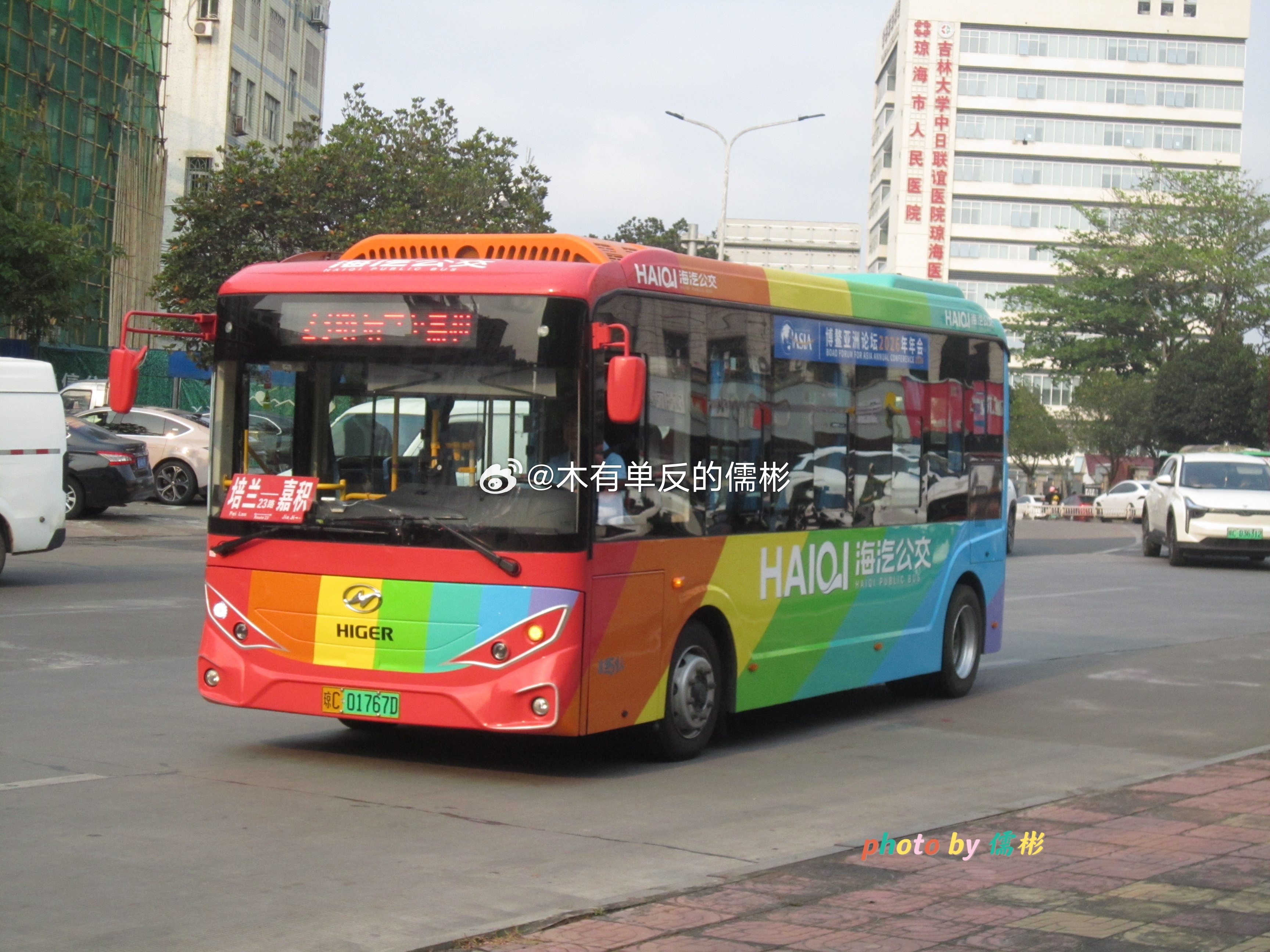 4月第一天，来琼海随便拍点星辰在动车站看见的，车内座椅全拆了而且堆了很多沙袋… 