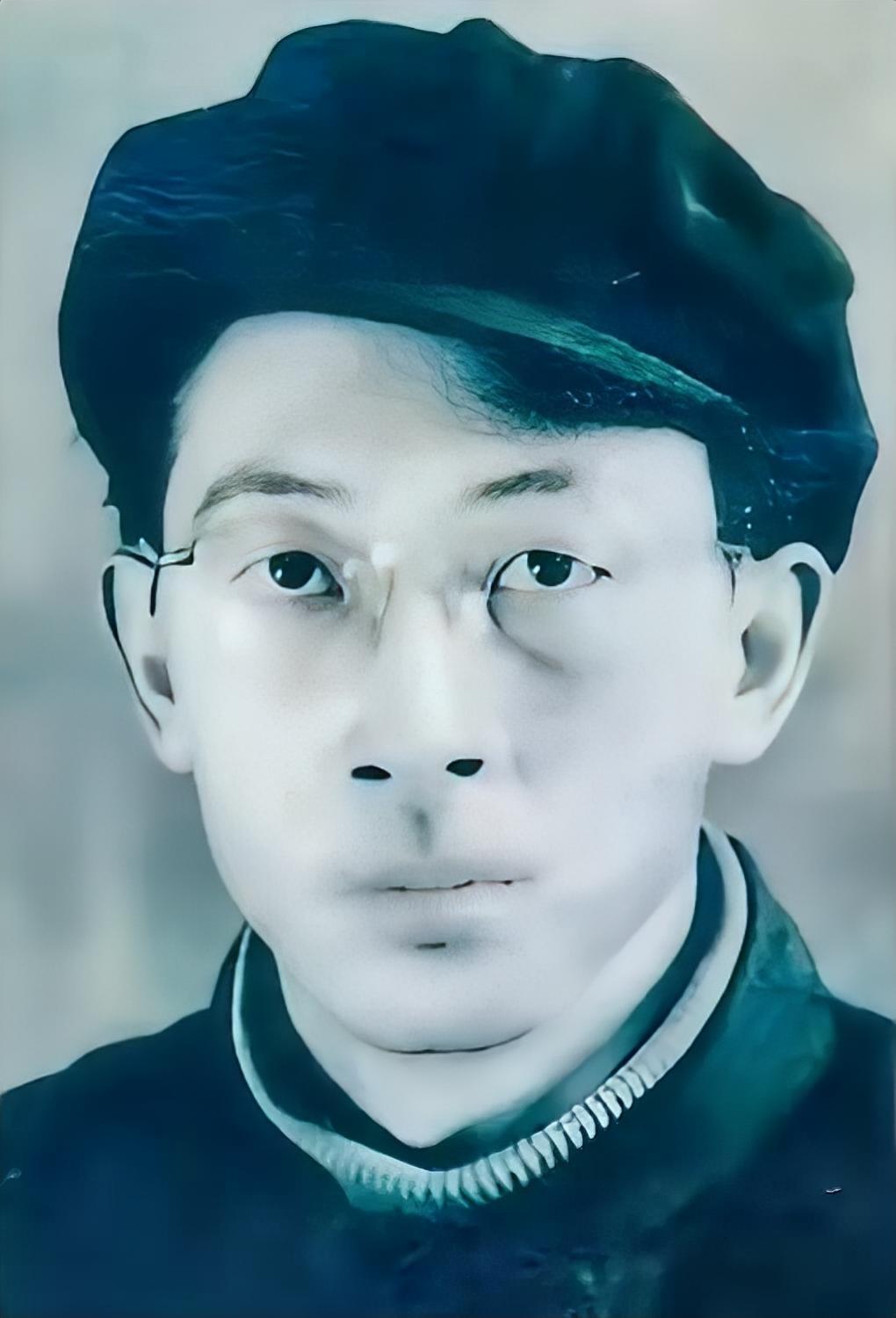 1956年，张绍纪去抚顺战犯管理所，与汉奸父亲见了一面。父亲看到他穿着一身解放军