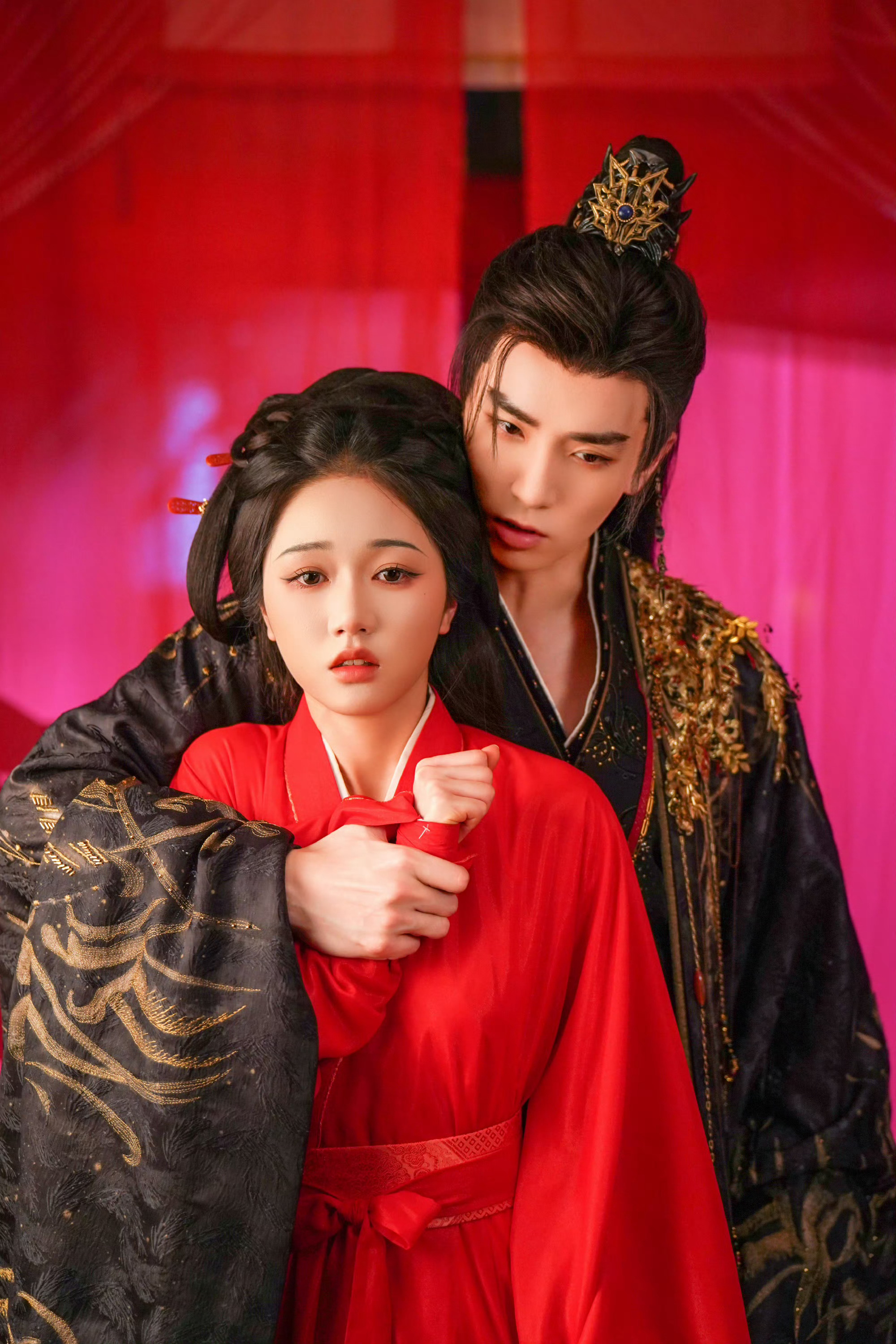 谁家好人洞房花烛提剑相见 喜榻成沙场，长剑为楚河汉界。她指尖轻触剑脊：“魏公子，