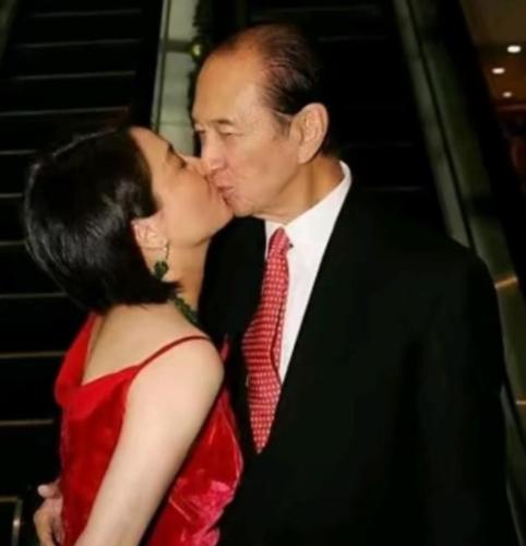 1986年，已经65岁高龄的赌王何鸿燊，和年仅26岁的梁安琪热吻。当时的梁安琪还