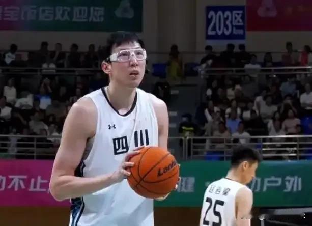 今天晚上，坐拥豪华阵容的四川队在全运会资格赛第三场比赛中迎战山东队。此役四川队三