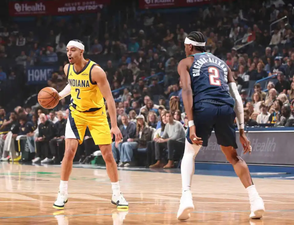 NBA常规赛卫冕冠军雷霆主场对阵步行者，雷霆遭步行者三分火力压制，雷霆最多时刻落