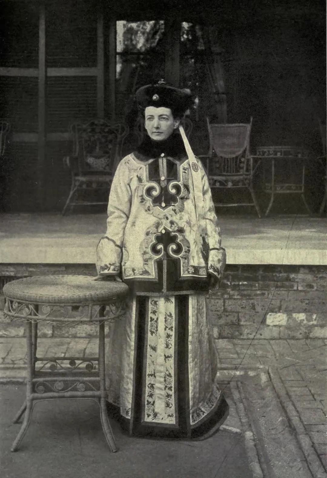 这位穿着清朝服装，却是一副洋人面孔的女士，大家知道是谁吗？这可是一位大名鼎鼎的画