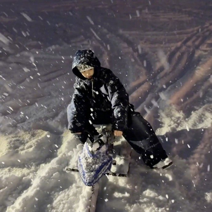 Jennie最新滑雪照  Jennie与好友一起滑雪  Jennie和朋友一起滑