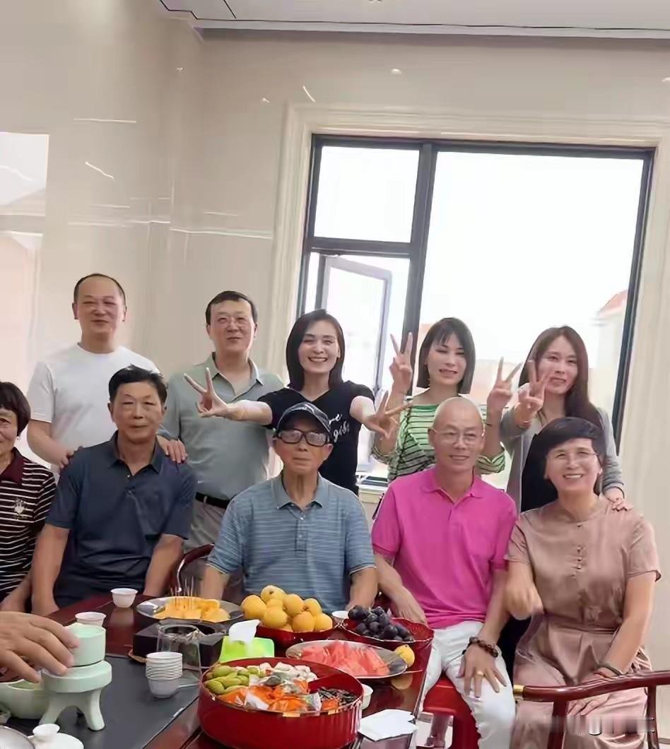 【没想到，曾经感动全网的瑾汐寻亲一家，如今传出家庭矛盾。】
二姐直接说到，若是瑾