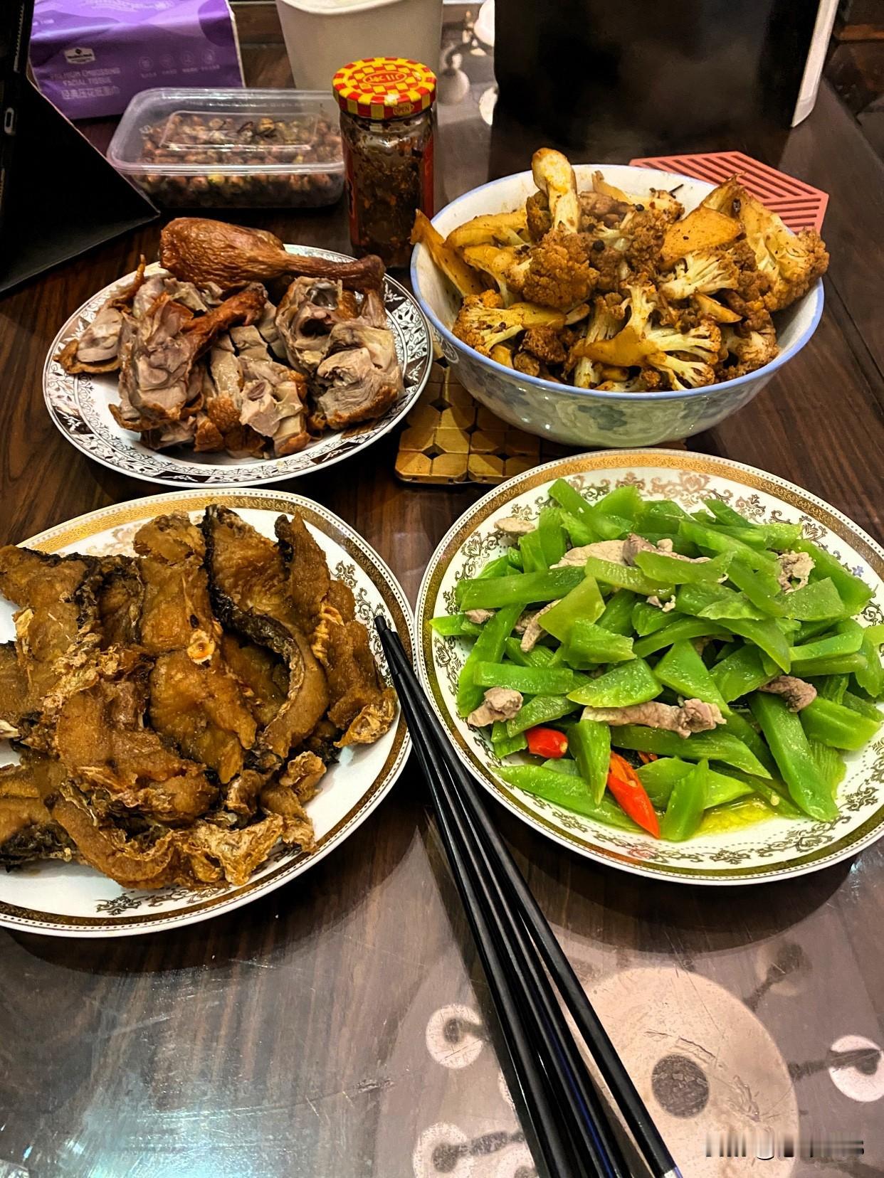 今天我特意去了浔东小菜场，很多老店还在，和熟悉的店老板聊天真好，我买了30元的酥