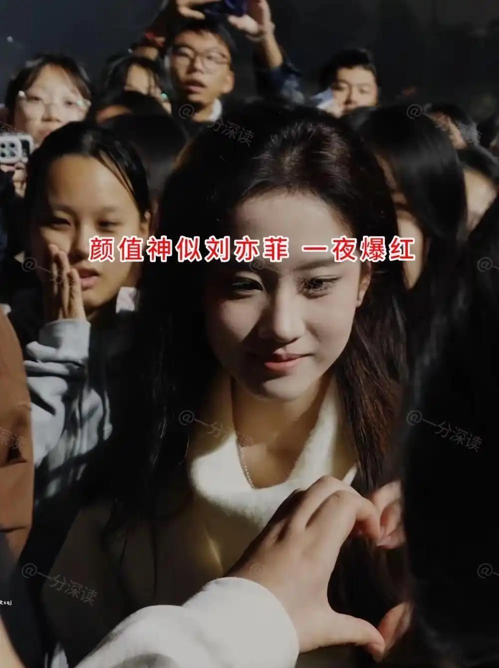 河北燕京理工学院一名女大学生，因为长相酷似刘亦菲迅速走红网络，短短时间暴涨30万