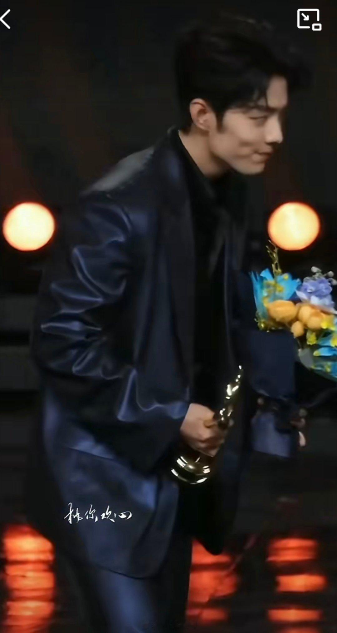 肖战有顶流命没有顶流病肖战确实担得起“有顶流命没有顶流病”这一评价。在短短出场的