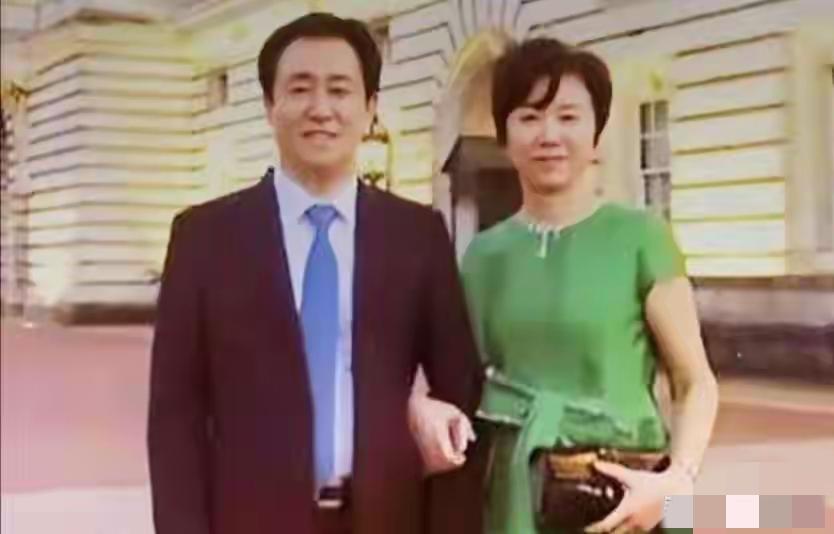 许皮带为什么跟原配一直很和睦？走哪儿两人都像连体婴一样挽着胳膊。其实是妻子丁玉梅