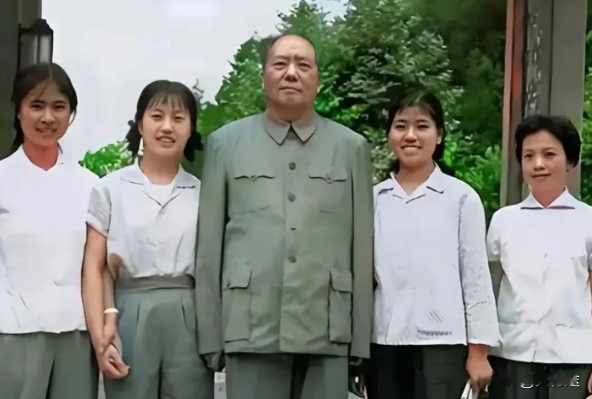 1966年，毛主席与滴水洞工作人员合影，四名姑娘眉清目秀面带微笑。

湖南六月的
