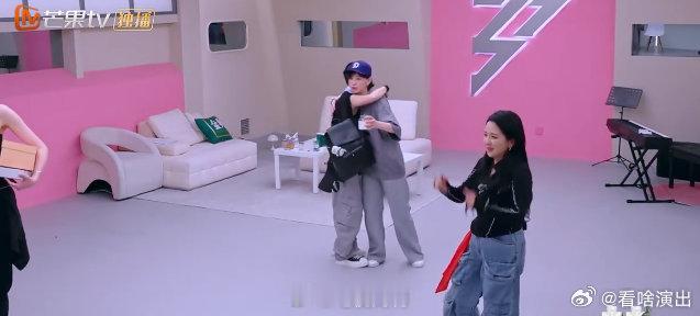 李斯丹妮[超话]李斯丹妮 有我在的舞台从来没输过乘风2025李斯丹妮为叶童组加油