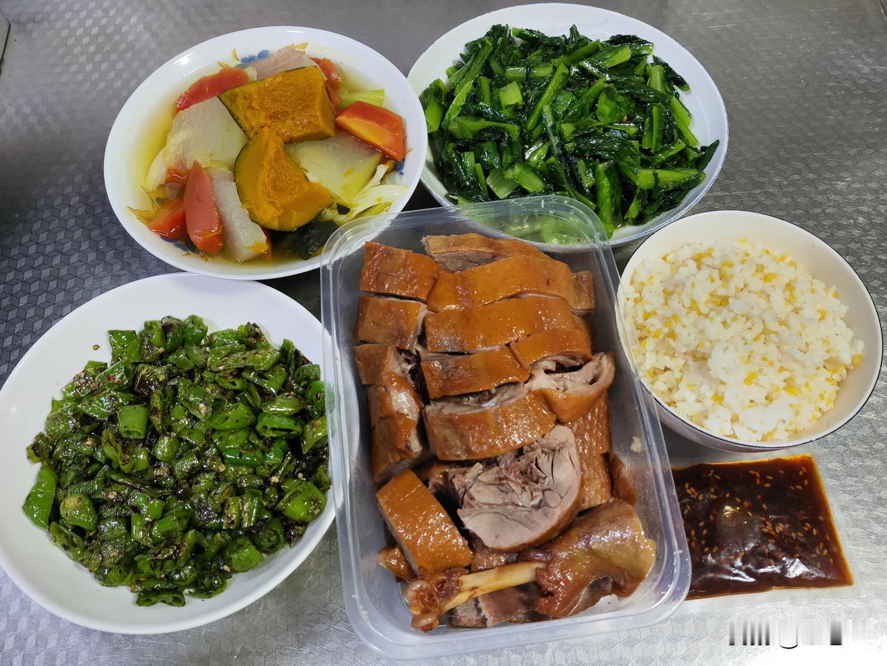 四月二十二日午餐分享来啦！有购买的卤鹅，买时老板送了秘制蘸水，香到舔盘；有炒虎皮