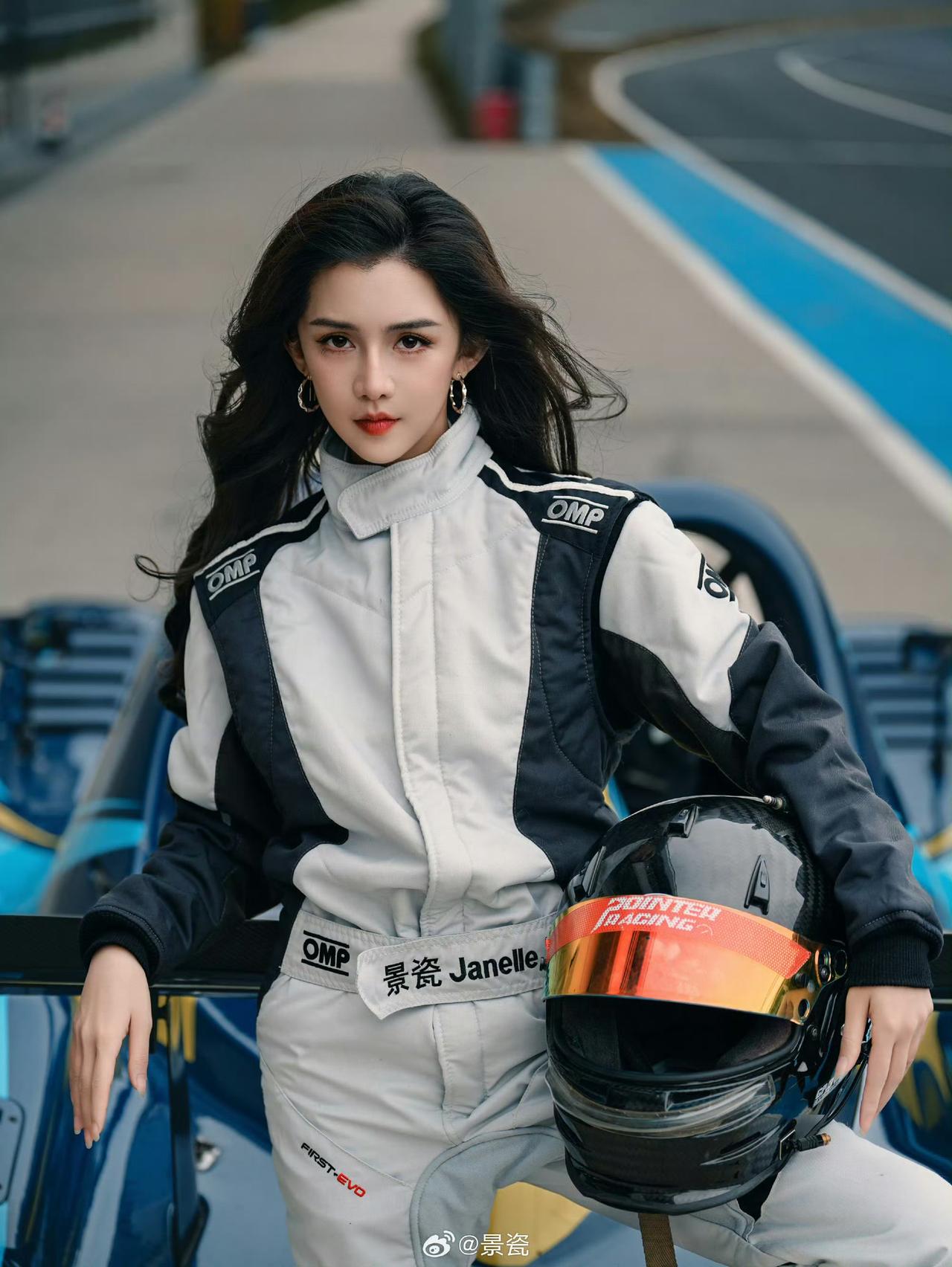 反差感拉满！《镖人》蜜儿扮演者景瓷，从赛道到红毯美到犯规
 
谁还记得《镖人》里