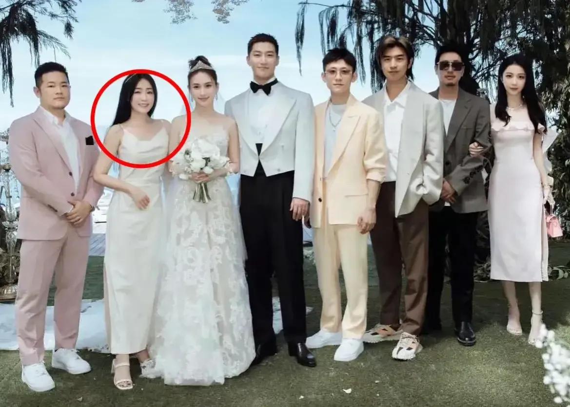 何超莲闺蜜发文大尺度，窦骁太尴尬了！

何超莲闺蜜夸赞窦骁那个很大，也许对于男人