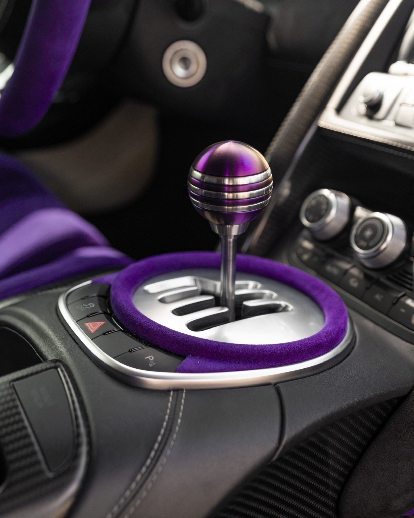奥迪r8定制内饰，独家天鹅绒紫色工厂漆，2色调的黑色和雪花石膏白色内饰在添加紫色