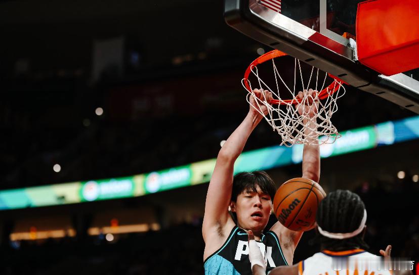 杨瀚森刷新单场得分新高在开拓者对阵太阳的NBA常规赛中，杨翰森获得替补登场的机会