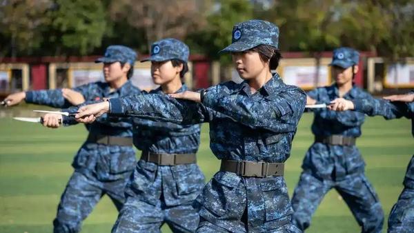 贺显贻选择放弃本科，转而投身于武昌职业学院的定向培养军士项目，展现了他对未来职业