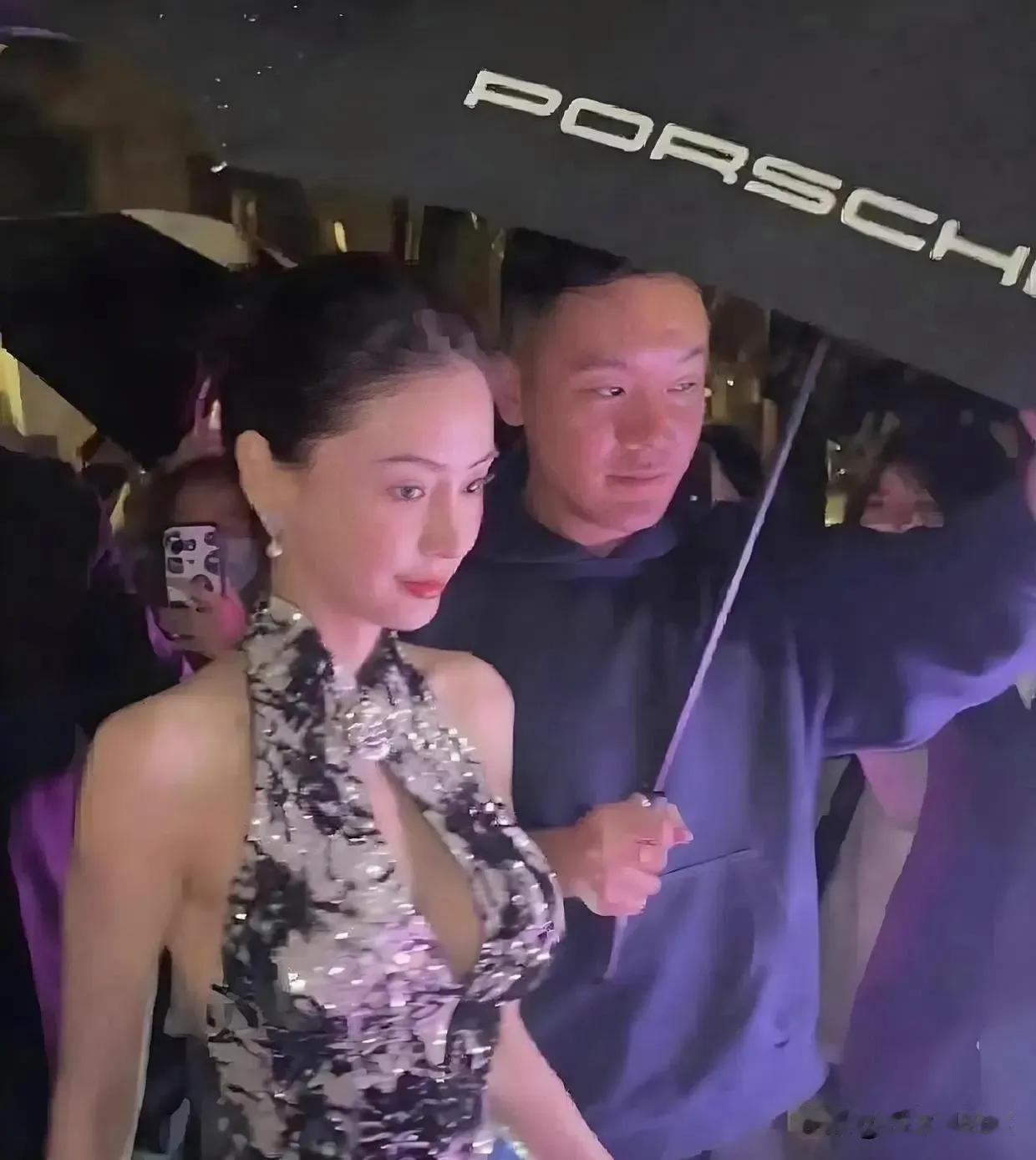 这也也不科学呀！杨颖icon身体骨瘦如柴，胸部却十分丰满，丰满得不可思议。

她