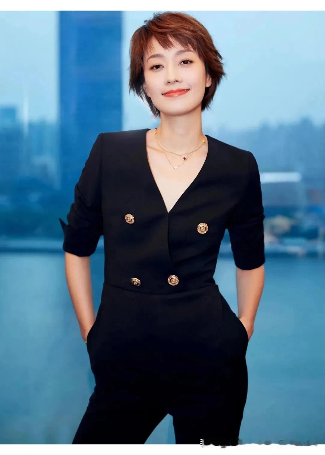 演员，马伊琍，带着两个女儿去机场，一翻口袋，女儿的护照没有带，周围人流如潮，女儿