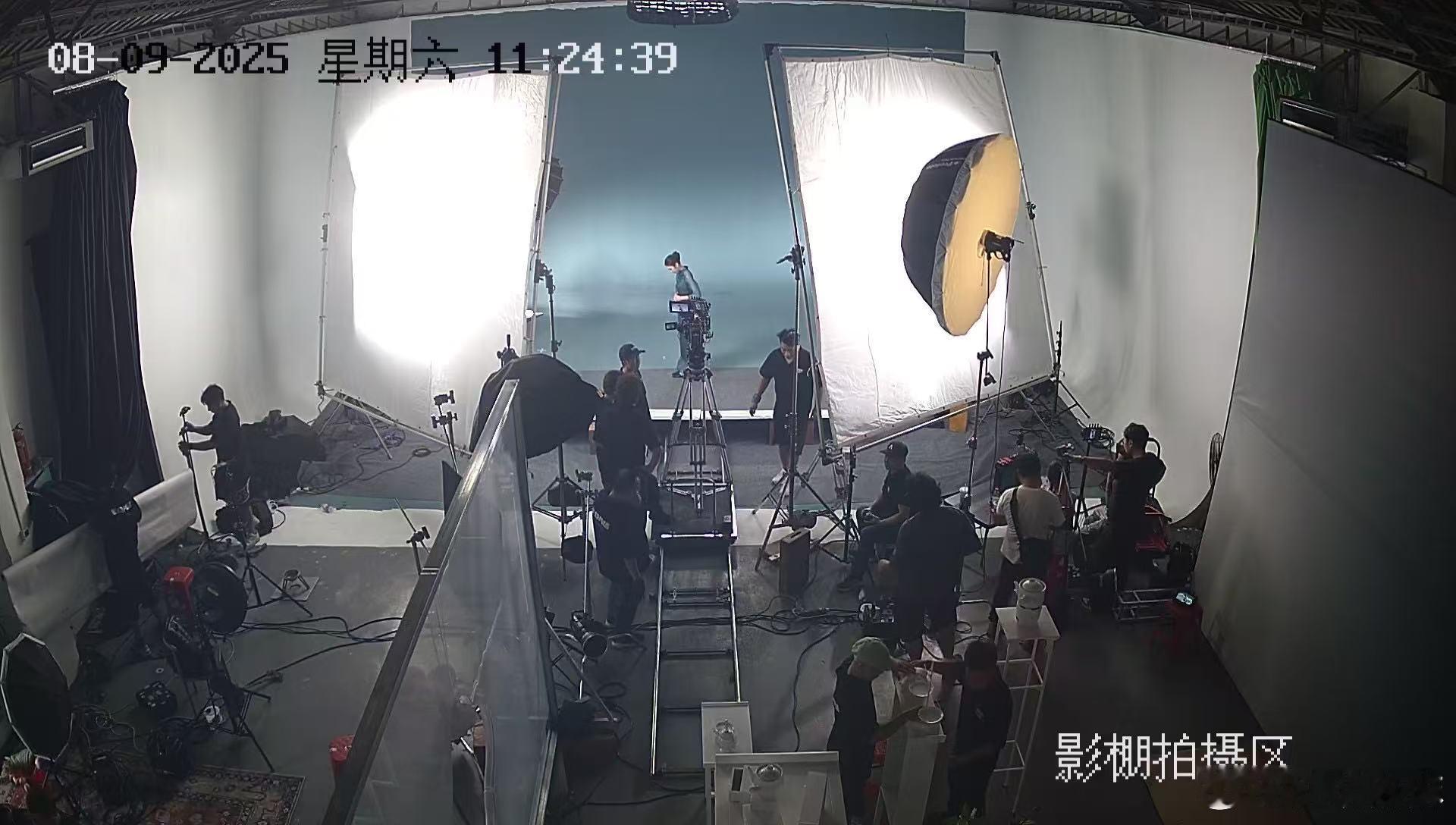 去年在我们棚里拍《龙骨焚香》定妆我觉得这戏问题不大一没犯法二被坏男人设计事业可能