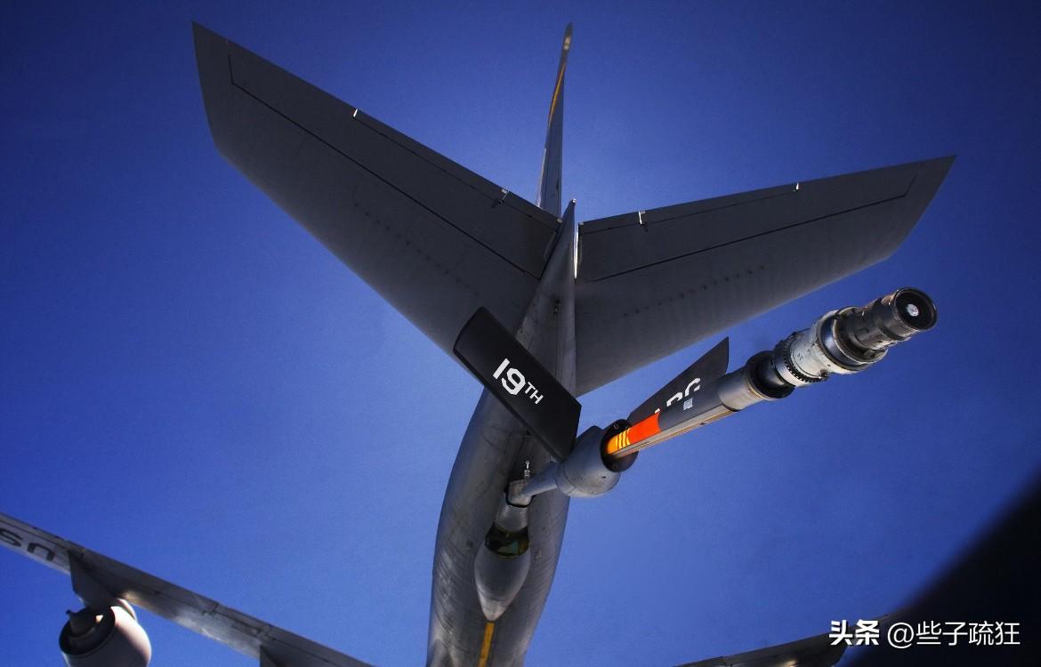 ❗️美军KC-135加油机在伊拉克坠毁，机组6人全部遇难
另一架同型加油机在同一