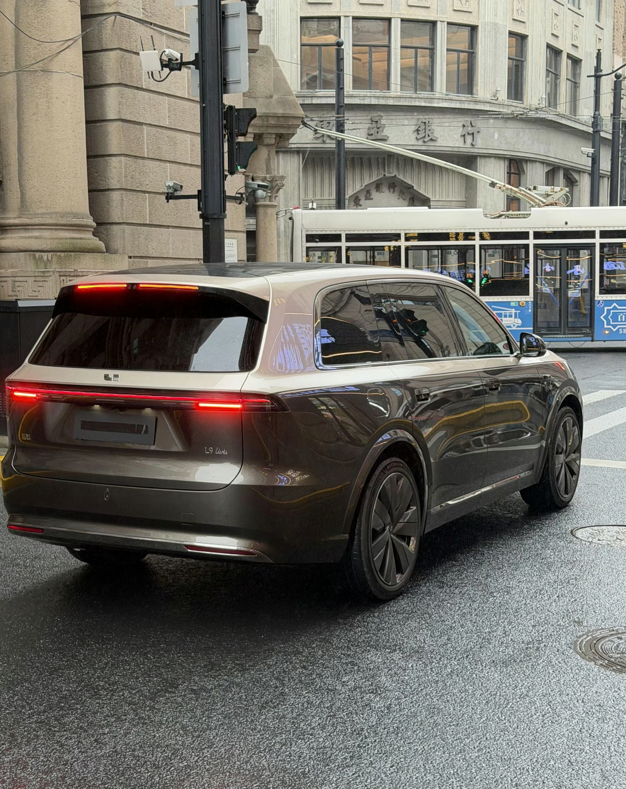 新一代理想L9实测图，车尾变化比较明显，一眼就能看出是新款。 