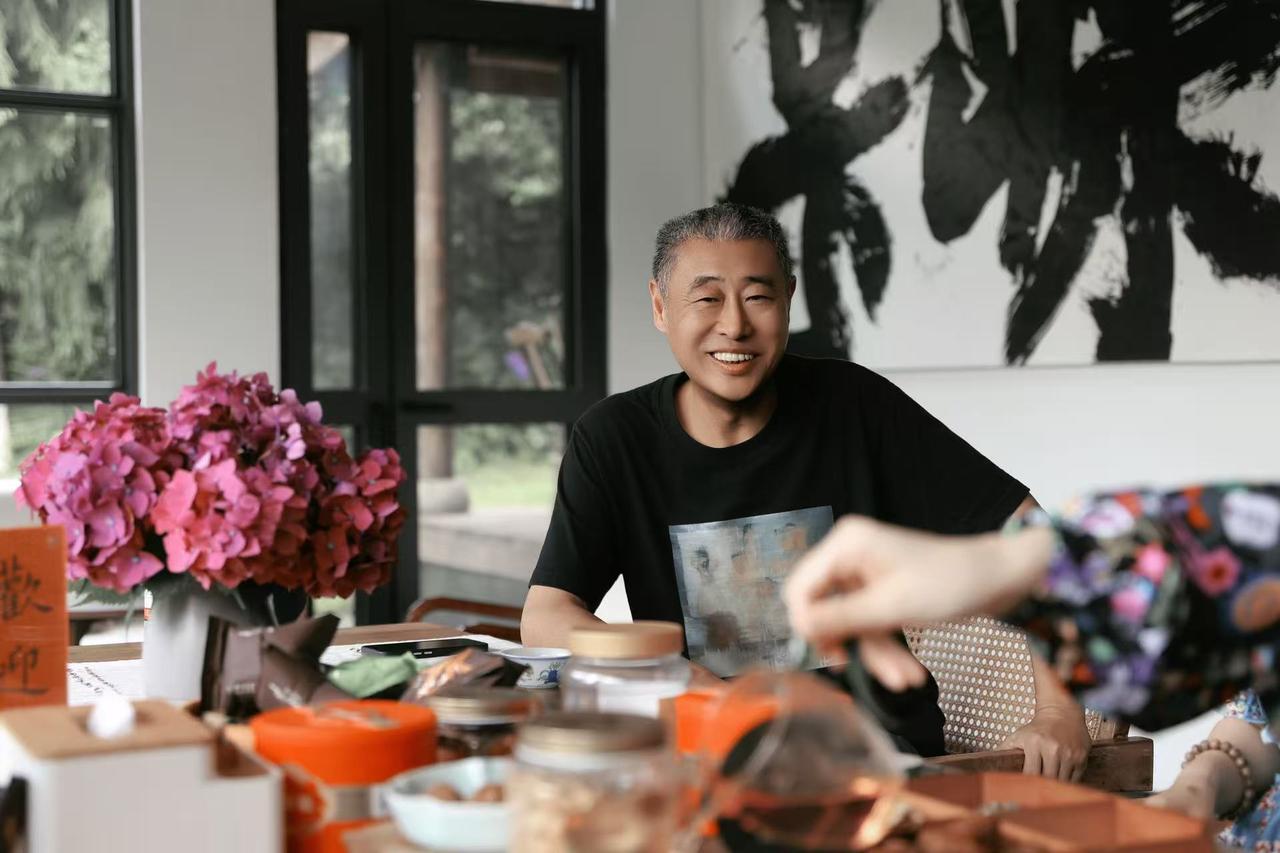 花生嫂来到呆庐。
昨天下午，黄老五品牌联合创始人、知名个人IP打造者、七里坪悦山