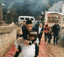 这是什么地方的结婚习俗？正常都是新郎背着新娘，可是这个新娘却偏偏背起了新郎，不知