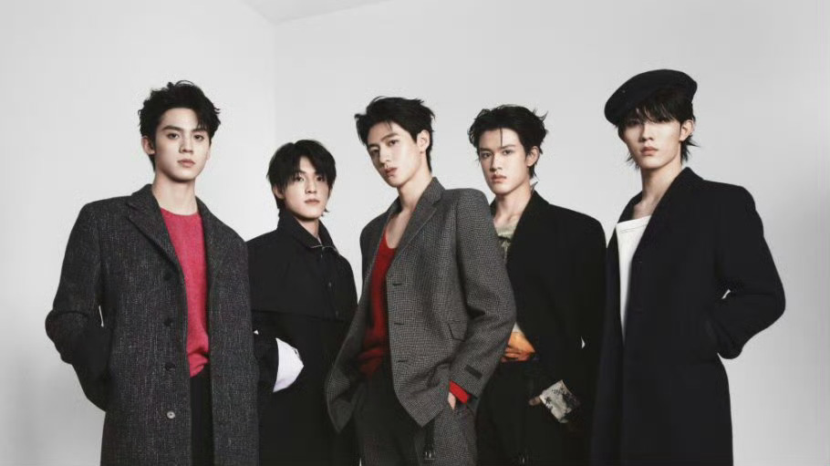 WWD率先发布，PRADA正式官宣！TOP登陆少年组合 朱志鑫、张泽禹、张极、左