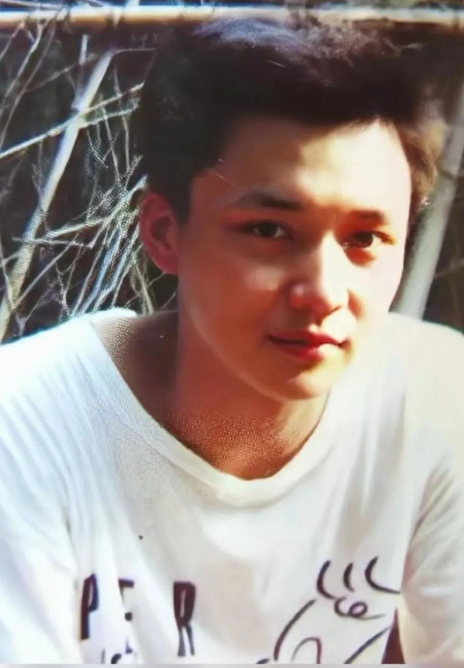 谁还记得他年轻时英俊帅气的样子？年轻时长得如此帅气，白白错过了大好青春年华，本该