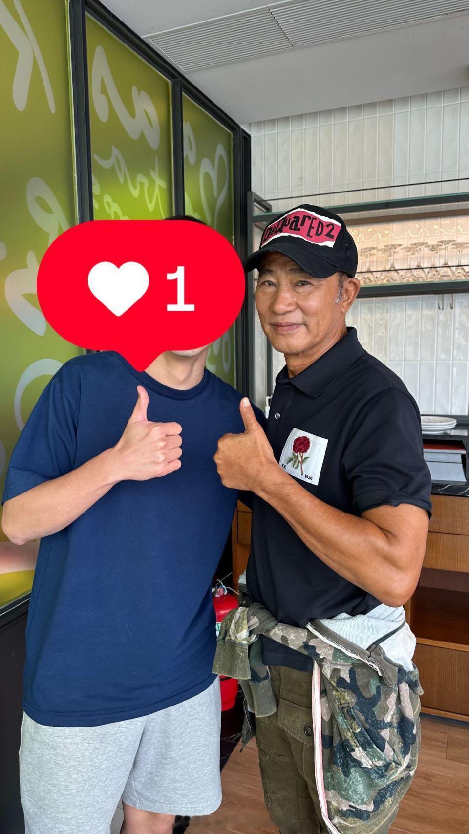 尊敬的华哥（）平易近人，出自內心的热情友善..与影迷打成一片..不耍大牌，超赞！
